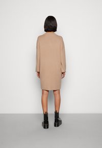 Vero Moda Curve VMNANCY FUNNELNECK DRESS - Strickkl Produktbild-Vorschau 6