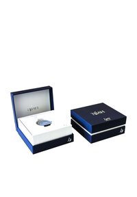 Scatola regalo blu navy con accenti dorati, contenente un orologio in un inserto in schiuma bianca; design elegante, rotondo con una superficie liscia.