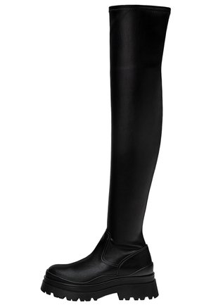 Bottes en cuir noir arrivant au genou avec un design épuré, une semelle plateforme épaisse, des panneaux latéraux en élastique et une texture lisse.