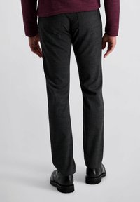 Grijze, gestreepte broek met een slim fit, voorzien van een subtiel ruitpatroon, zijzakken en een zachte textuur. Draagt het met zwarte schoenen.
