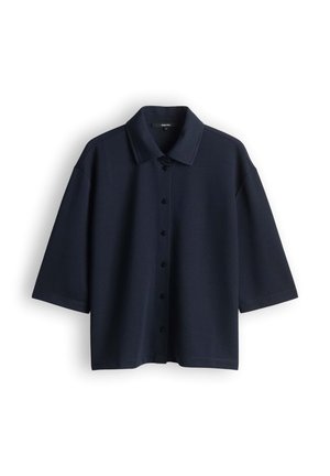 Donker marineblauw overhemd met korte mouwen, wijde kraag en losse pasvorm, afgebeeld tegen een effen witte achtergrond.