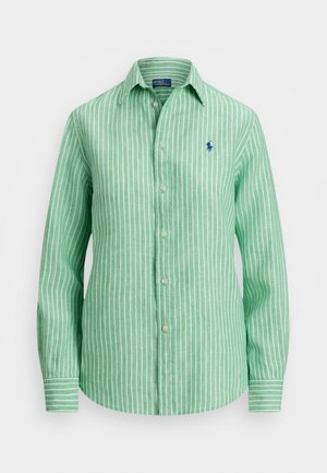 Zelená a bílá košile na knoflíky s dlouhými rukávy a límečkem, s modrým vyšívaným logem na levé přední straně.