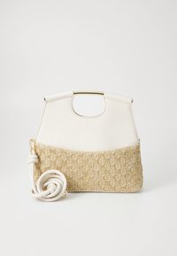 Kreemikas käekott, mille alumine pool on põimitud tekstuuriga, kuldne metallkäepide ja valge keerdunud õlarihm, üheljalgsel taustal.