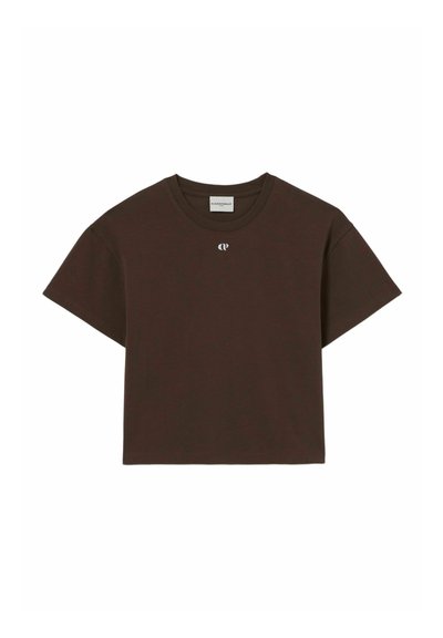 T-shirt marron à manches courtes en coton. Il présente un col rond et un petit logo blanc sur la poitrine. Design simple, coupe décontractée.