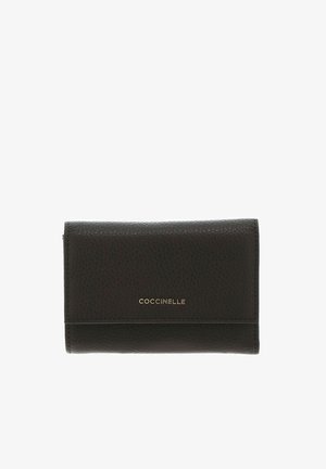 Schwarze strukturierte Lederbrieftasche mit Klappverschluss und kleinem goldfarbenem "Coccinelle" Logo mittig auf der Vorderseite.