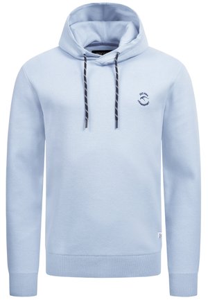 Lichtblauwe hoodie gemaakt van zachte stof, met een kangoeroe-pocket, gestreepte koordjes en een klein logo op de borst.