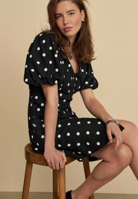 Next REGULAR FIT czarny