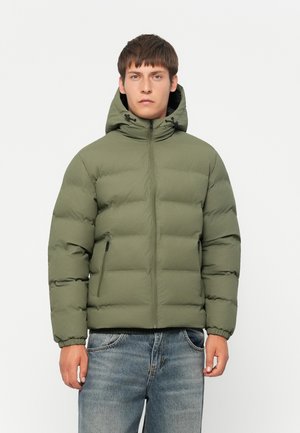 Olijfgroene pufferjack met een capuchon, met een rits aan de voorkant, elastische manchetten en twee ritszakken aan de zijkanten. Gladde, gewatteerde textuur.