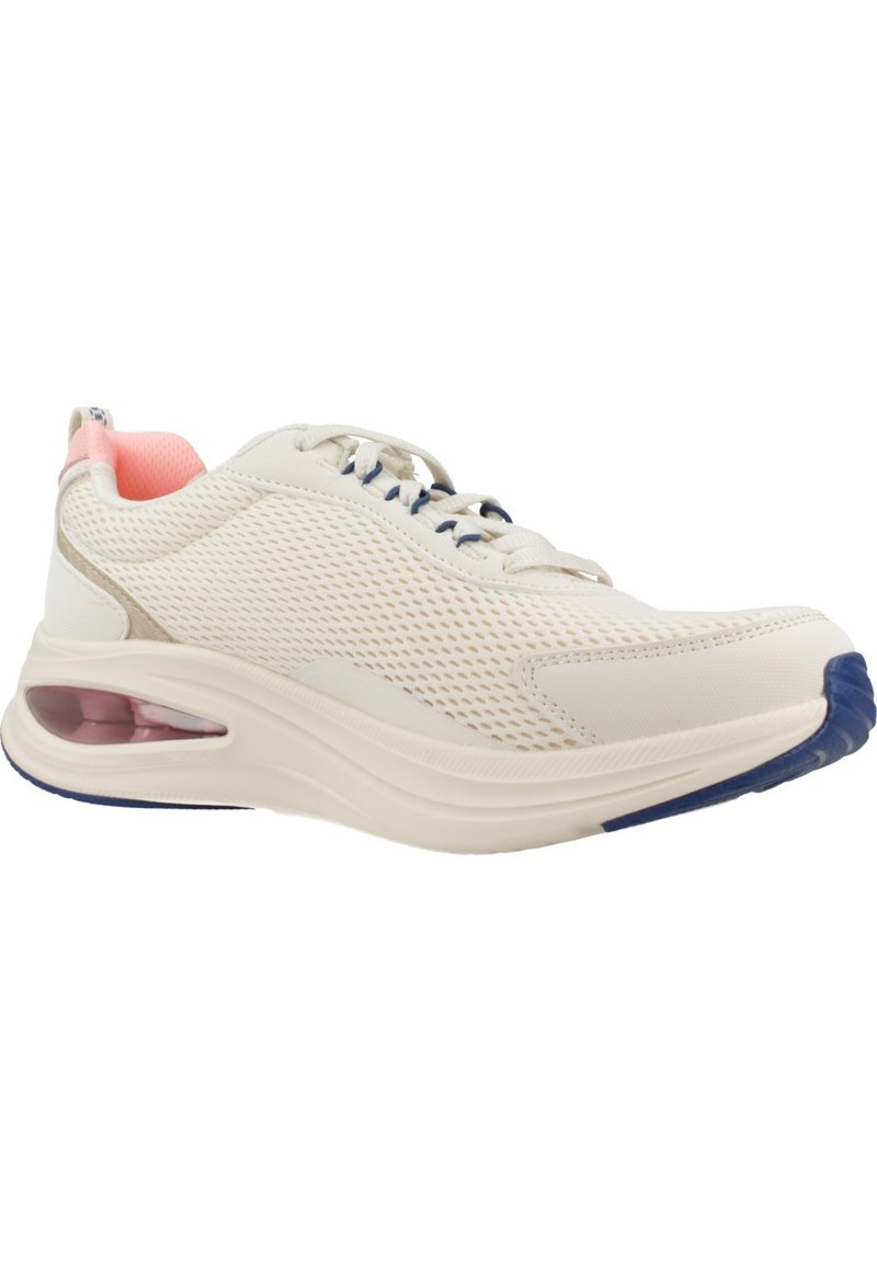 Zapatilla deportiva beige con parte superior de malla, acentos azules y un talón acolchado transparente. Cuenta con punta redonda y cierre de cordones.
