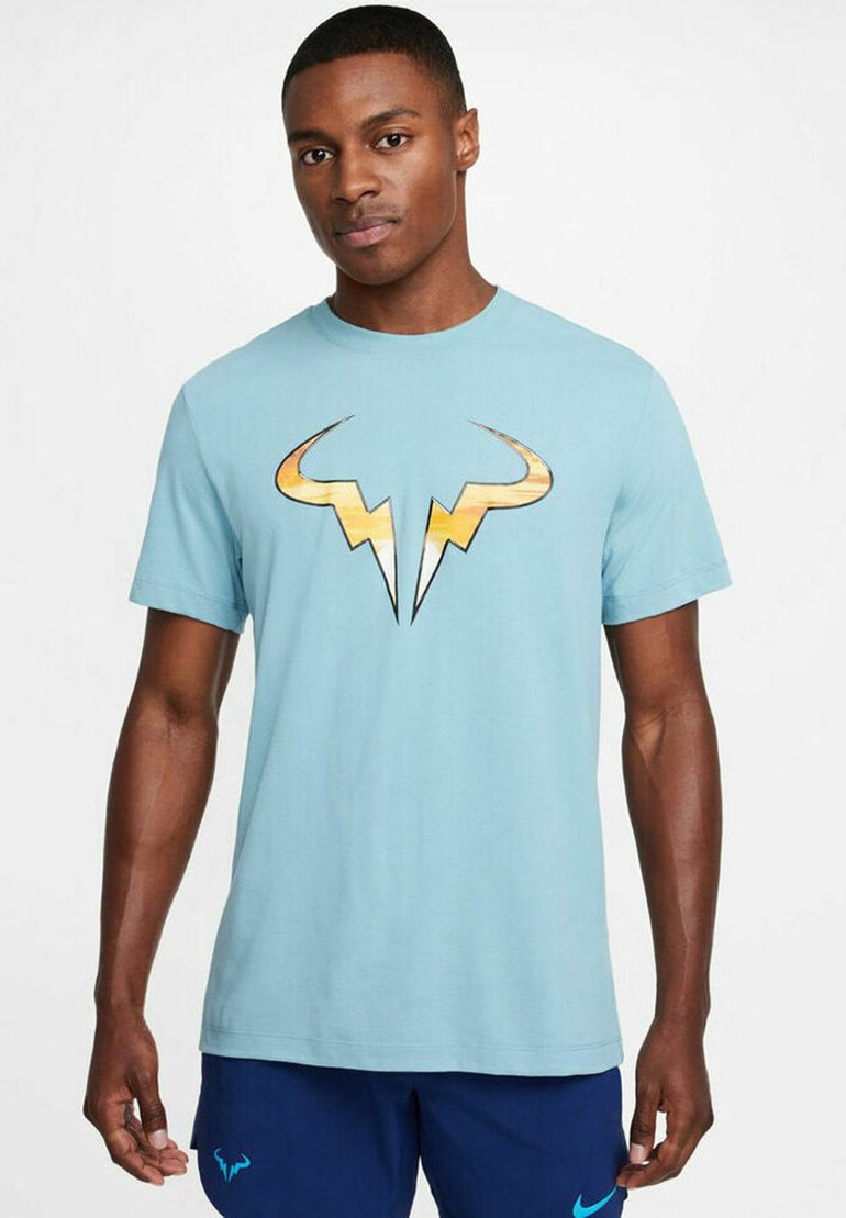 T-shirt en coton bleu clair présentant un design de tonneau de foudre jaune audacieux au centre. Manches courtes, col rond, coupe décontractée.