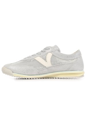 Lichtgrijze sportsneaker met meshpanelen, suède overlays, een lichtcrèmekleurig logo aan de zijkant en een geribbelde rubberen zool.