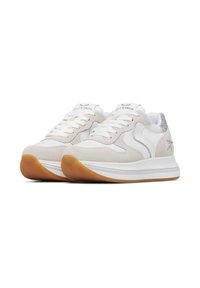 Sneaker bianco e grigio con una tomaia in suede e pelle, caratterizzato da un accento a stella testurizzato e una suola in gomma. I lacci sono prominenti.