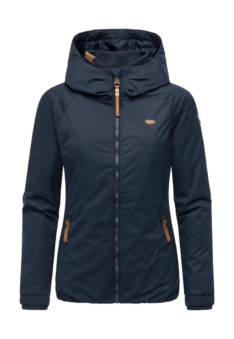 Granatowa ocieplana kurtka z kapturem, zapinana na zamek z przodu, z dwoma bocznymi kieszeniami, ozdobiona brązowymi detalami z sztucznej skóry.