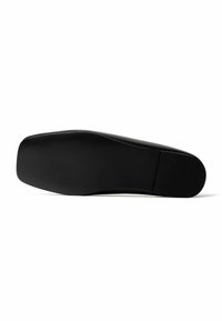 Semelle de chaussure noire avec un motif de bande de roulement léger, bout carré et talon bas, affichée à plat sur fond blanc.