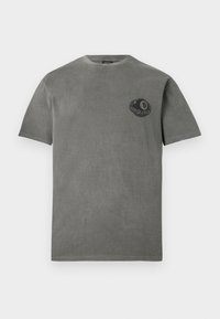 Grå bomulds t-shirt med korte ærmer, rund halsudskæring og et lille sort grafisk design på brystet med et motif af en billardkugle.