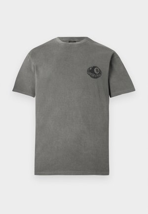 Grijze katoenen t-shirt met korte mouwen, ronde hals, en een klein zwart grafisch ontwerp op de borst met een biljartbalmotief.