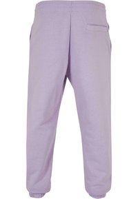 Helle lavendelfarbene Sweatpants aus weichem Gewebe, mit einem elastischen Bund, Seitentaschen und schmal zulaufenden Bündchen an den Knöcheln.