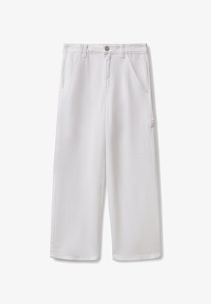 Pantalones de mezcla de algodón blancos con un corte relajado, que cuentan con bolsillos frontales, un bolsillo lateral y un cierre de botón en la cintura.