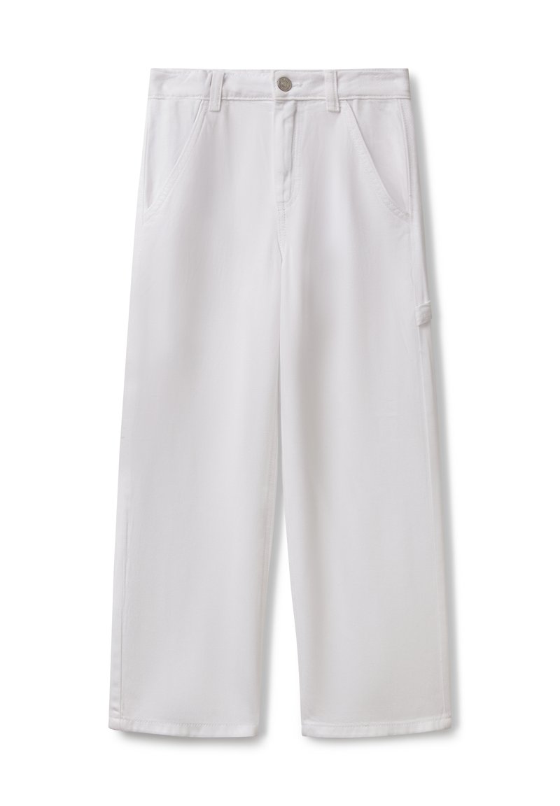 Pantalones de mezcla de algodón blancos con un corte relajado, que cuentan con bolsillos frontales, un bolsillo lateral y un cierre de botón en la cintura.