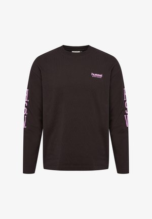 Chemise noire à manches longues en coton. Présente un logo rose "hummel sportswear" sur la poitrine et un grand design de texte sur les manches.