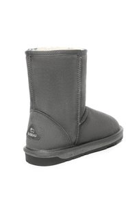 Graue Wildleder-Ankle-Boots mit weicher Innenausstattung, gesteppten Details und Gummisohle. Verfügt über ein Logo-Highlight auf der Rückseite.