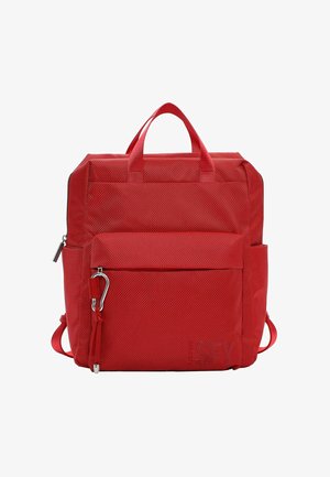 Sac à dos en tissu rouge avec poche zippée à l'avant, poignées supérieures, poches latérales et un mousqueton attaché à la tirette de la fermeture éclair avant.