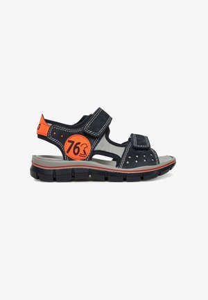 Sandalo per bambini nero e grigio con dettagli arancioni, due cinturini in Velcro, suola spessa nera e patch laterale con "76".