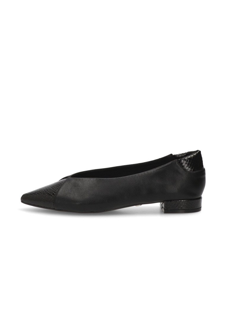 Zapato plano de mujer de tacón bajo en negro, con punta afilada y detalles de cuero texturizado en la punta y el talón, mostrado de perfil.