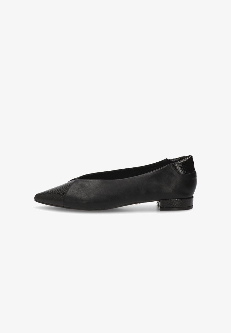 Zapato plano de mujer de tacón bajo en negro, con punta afilada y detalles de cuero texturizado en la punta y el talón, mostrado de perfil.