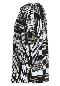 Camiseta de manga corta en blanco y negro con varios estampados gráficos, incluyendo patrones a cuadros y logotipos, en un diseño de ajuste holgado.