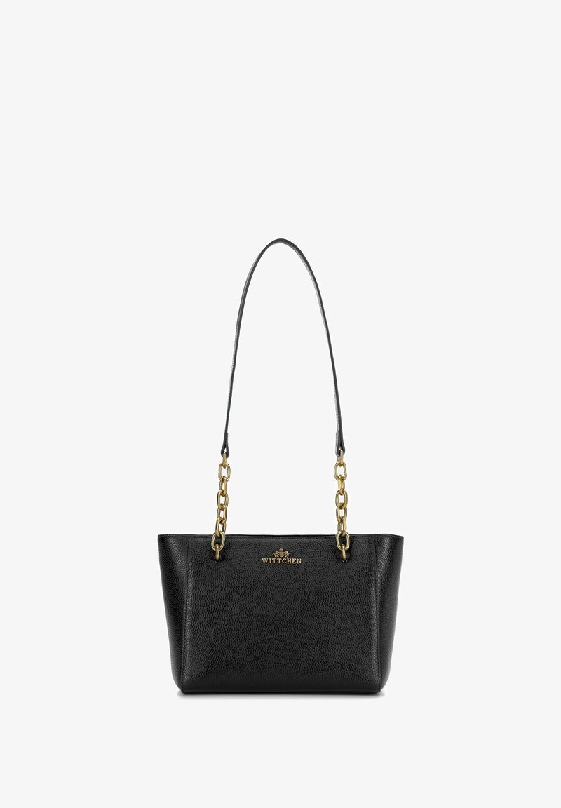 Czarna skórzana torba typu tote o fakturze przypominającej kamyki, z złotymi akcentami w postaci łańcucha i pojedynczym paskiem na ramię. Z przodu znajduje się wytłoczone logo.