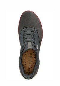 Zapatillas de ante gris y tela con acentos rojos, presentando cordones elásticos, un interior acolchado y perforaciones para transpirabilidad.