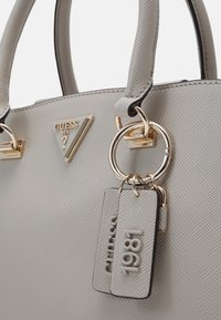 Guess NOELLE GIRLFRIEND SATCHEL - Handväska - taupe