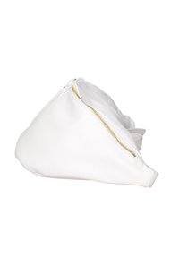 Borsa in pelle bianca di forma triangolare, con zip dorata e superficie texturizzata. Cinghia regolabile visibile di lato.