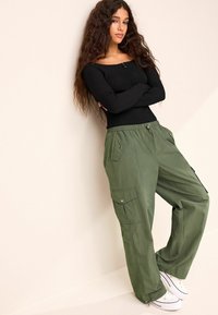 Next - REGULAR FIT - Pantalones cargo - khaki green Imagen en miniatura 1