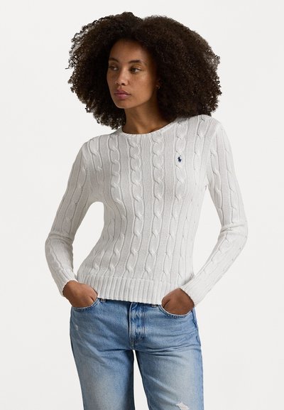 Weißer Strickpullover mit langen Ärmeln und geripptem Saum. Verfügt über ein kleines Emblem auf der linken Brust und ein strukturiertes Strickmuster.