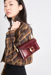 COACH SPAZZOLATO - Sac à main - dark neutral