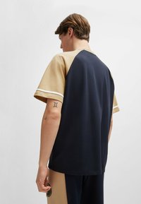 HUGO NACAMOS - Print T-shirt - dark blue five