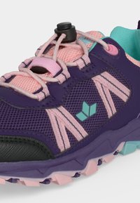 Μωβ και ροζ αθλητικό παπούτσι με ύφασμα διχτυού, λογότυπο ανοιχτό μπλε, ελαστικά κορδόνια και χοντρή πολύχρωμη σόλα.