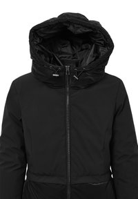 Doudoune noire avec capuche, fermeture éclair, cordons de serrage ajustables et un extérieur lisse et texturé.