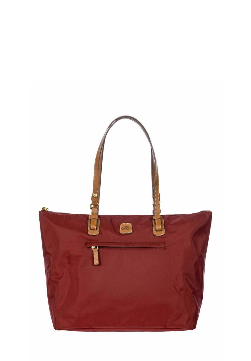 Borsa tote in nylon rosso con manici in pelle marrone, dotata di una tasca frontale con zip e un'etichetta con logo, forma rettangolare e texture liscia.