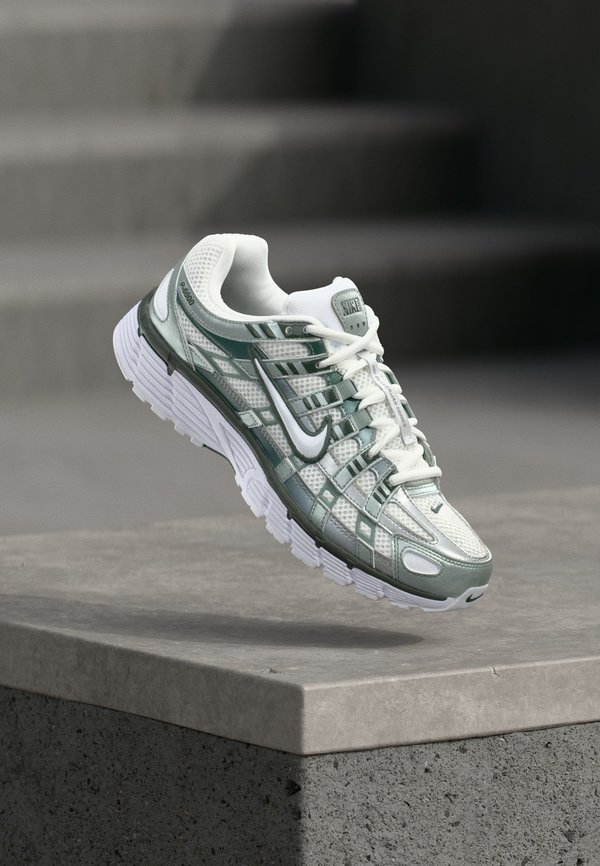 W NIKE P-6000 SE C/O - Pantofi sport - white/mica green/camo green/chrome