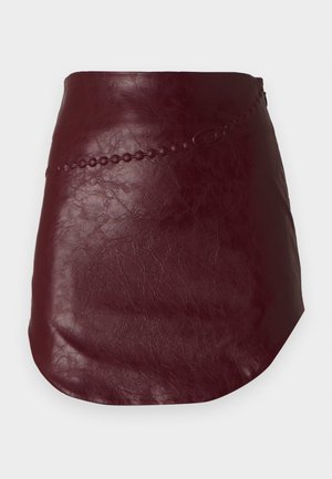 Minifalda de imitación cuero burdeos con superficie texturizada y detalle horizontal con cuentas cosidas al frente.