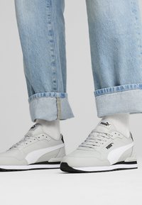 Puma ST RUNNER V4 UNISEX - Tenisice - cool light gray white black