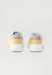 Adidași cu un brâu din plasă albă, accente pastel în roz, lavandă și albastru, și o capacitate de călcâi galbenă. Tălpică groasă albă cu textură pentru aderență.