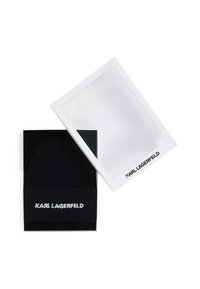 Gorro de lana negro con textura acanalada y logo blanco "KARL LAGERFELD", presentado en una caja negra con una cubierta blanca transparente.