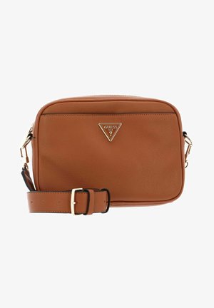 Sac de crossbody en cuir marron avec une finition texturée, logo triangulaire doré et sangle ajustable. Dispose d'une fermeture éclair et d'une forme rectangulaire compacte.