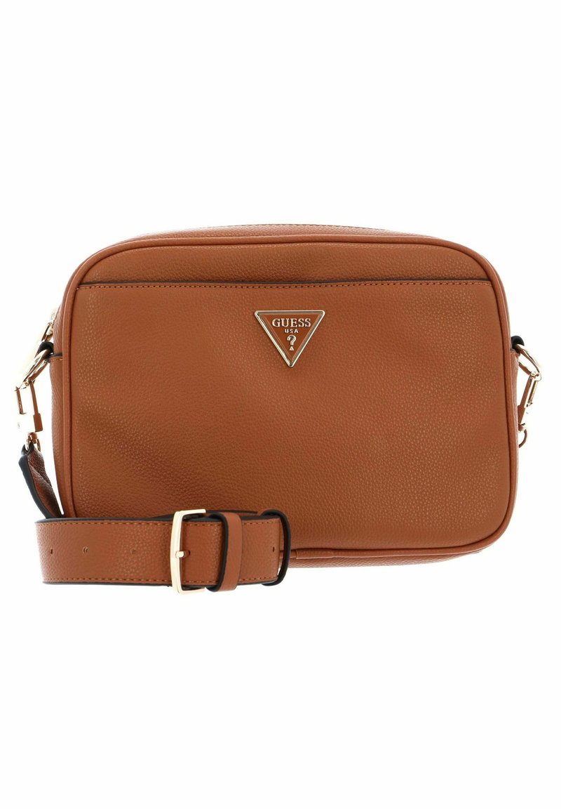 Sac de crossbody en cuir marron avec une finition texturée, logo triangulaire doré et sangle ajustable. Dispose d'une fermeture éclair et d'une forme rectangulaire compacte.