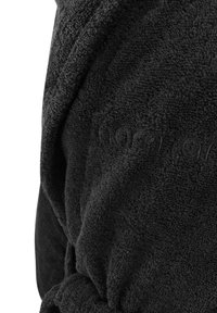 Schwarzer Bademantel aus Frottier mit strukturiertem Oberflächen, gefaltetem Design mit Gürtel und gesticktem Branding auf dem Stoff.