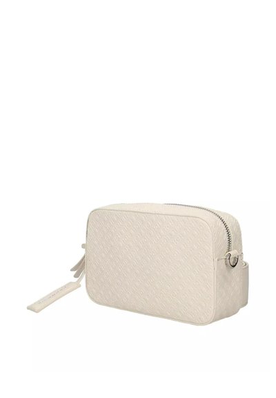 Borsa rettangolare color crema realizzata in materiale testurizzato, con chiusura a zip, hardware a cerchio laterale e un'etichetta attaccata a un lato.